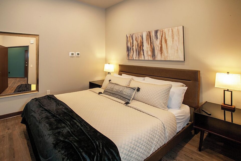 Suite, 1 King Bed with Sofa bed, City View photo 1