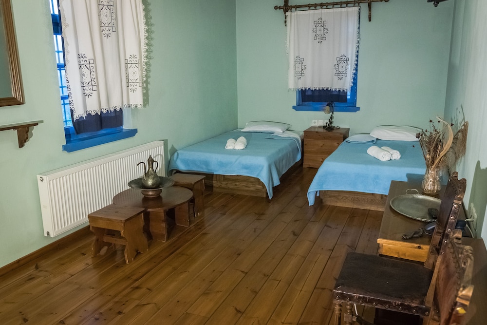 Classic Twin Room, Mountain View, Mountainside photo 1