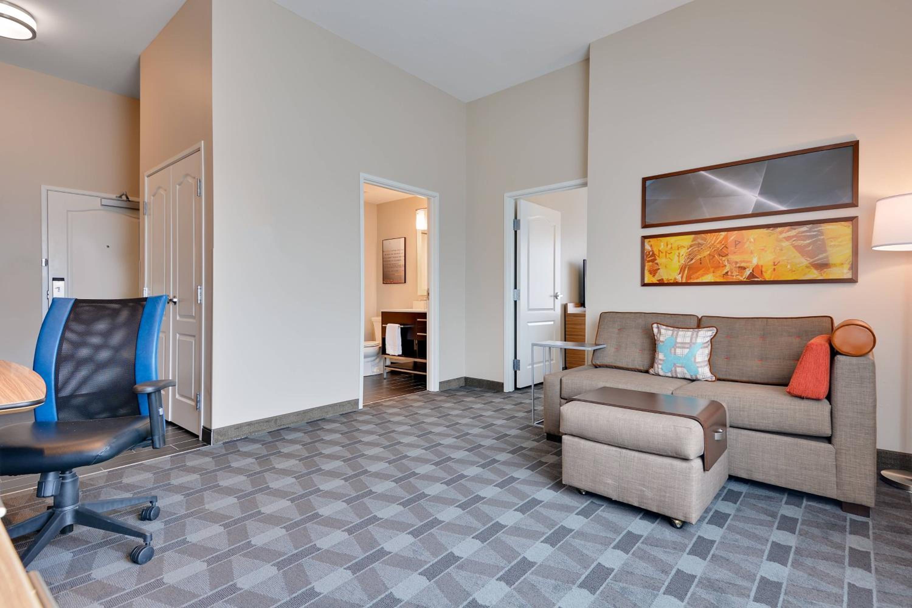 One bedroom suite with a queen bed, sofa bed and couryard view - Photo 2