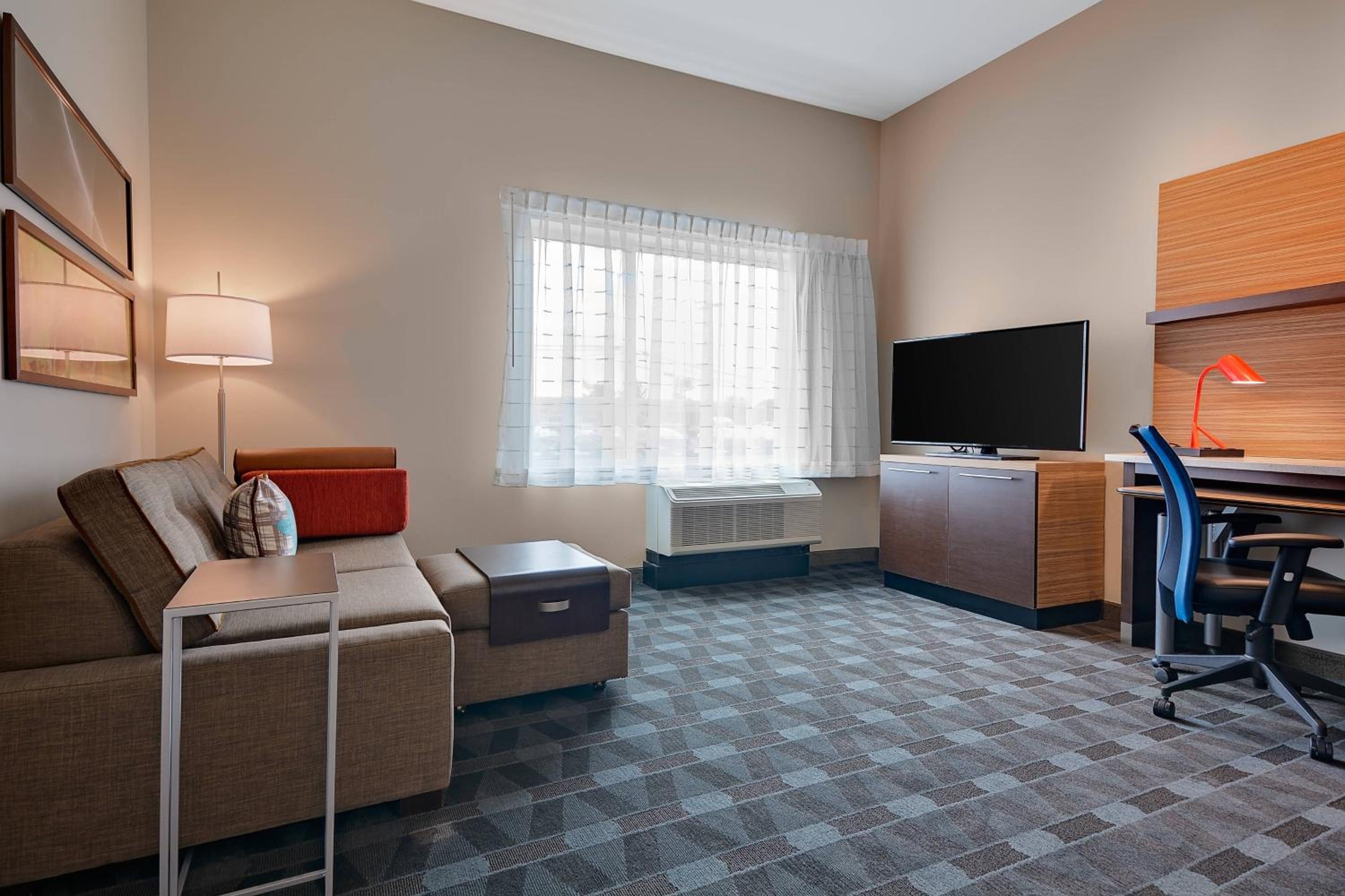One bedroom suite with a queen bed, sofa bed and couryard view - Photo 1