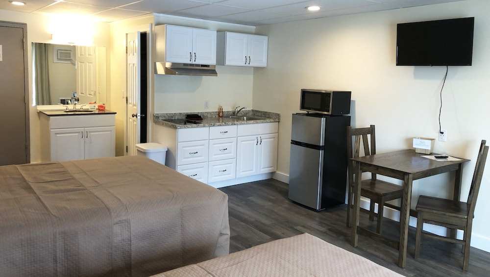 Room, 2 Queen Beds, Non Smoking, Kitchenette photo 2