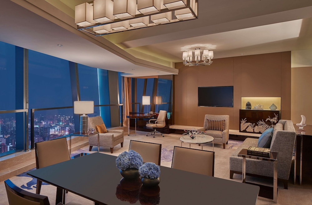 Deluxe Suite, 1 King Bed (Lounge Access)