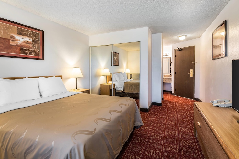 Suite, 1 Queen Bed, Non Smoking photo 1