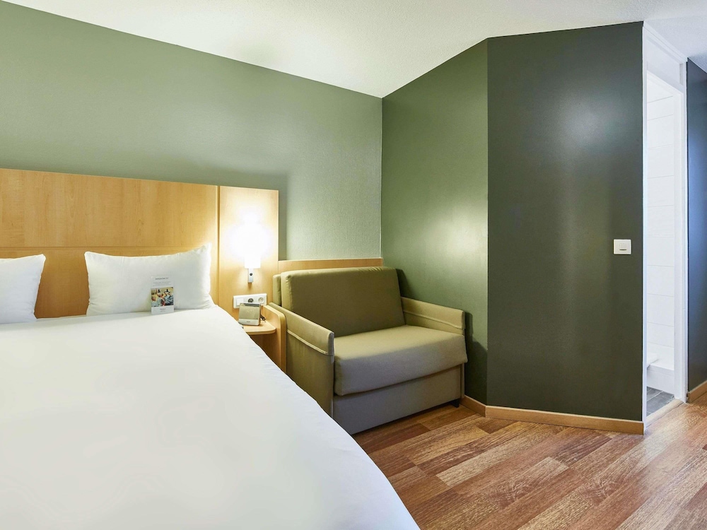 Standard Room, Multiple Beds - Photo 6