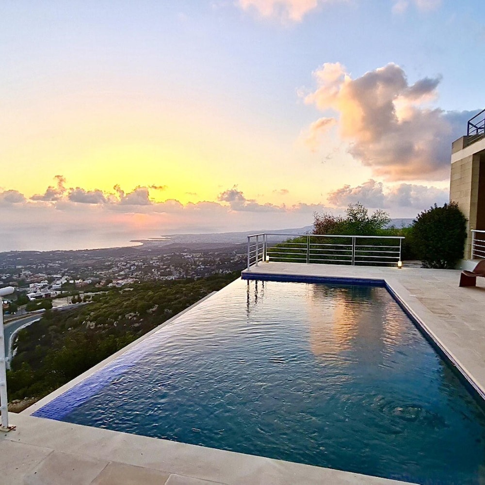 Villa photo 1