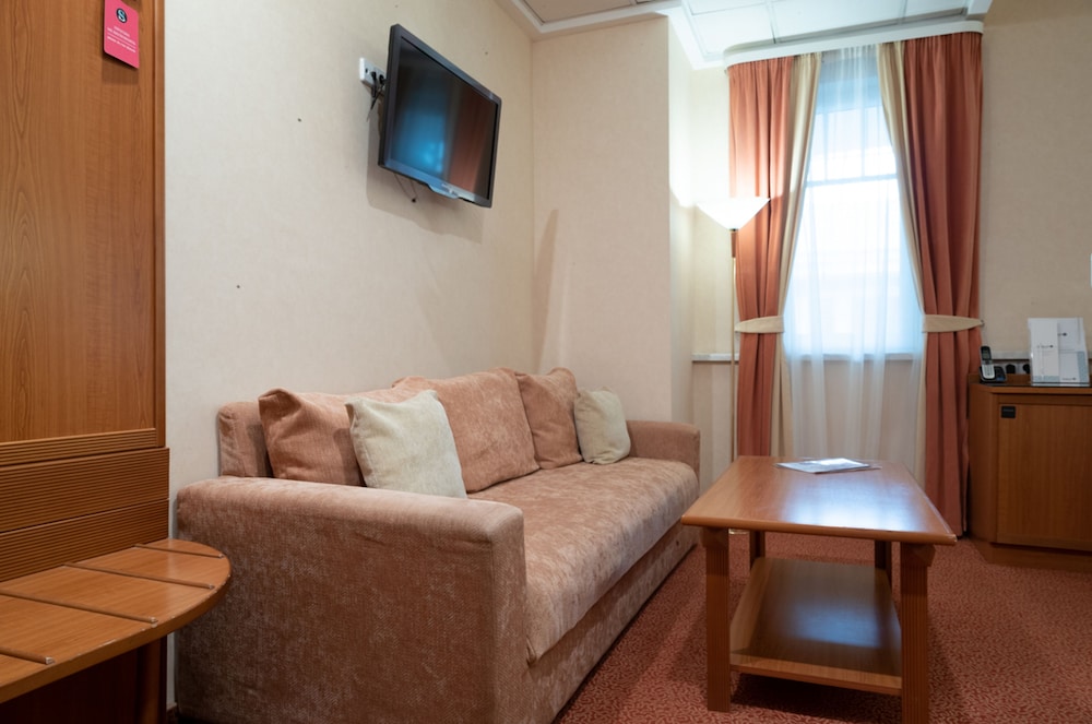 Standard Double Room ( windows to the atrium of the hotel ) photo 2