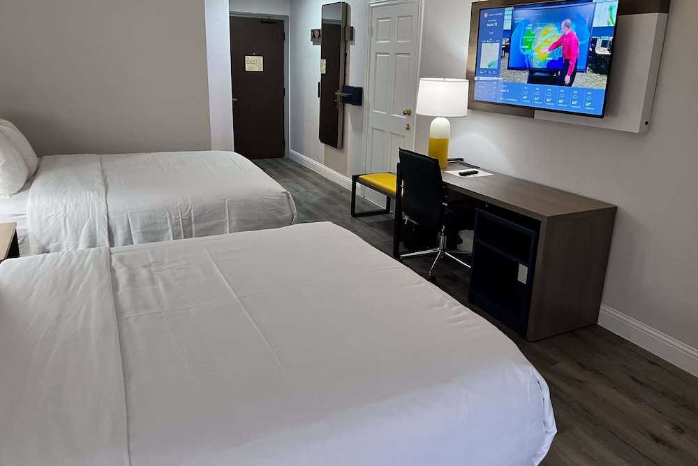 Suite, 2 Queen Beds, Non Smoking (Efficiency, Upgrade) - Photo 6