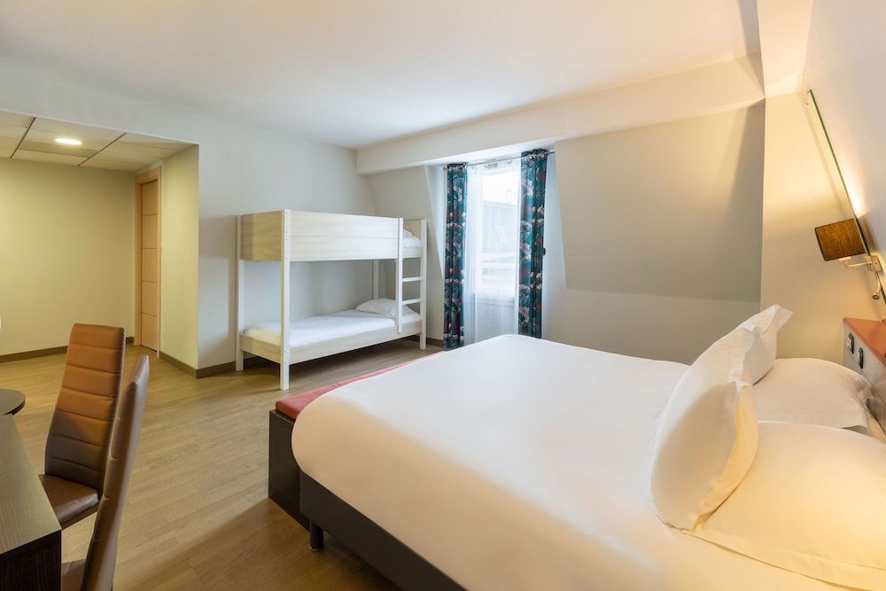 Chambre Familiale, 1 grand lit et 1 canapé-lit, non-fumeurs (with Sofabed) Chambre Familiale, 1 grand lit et 1 canapé-lit, non-fumeurs (with Sofabed)