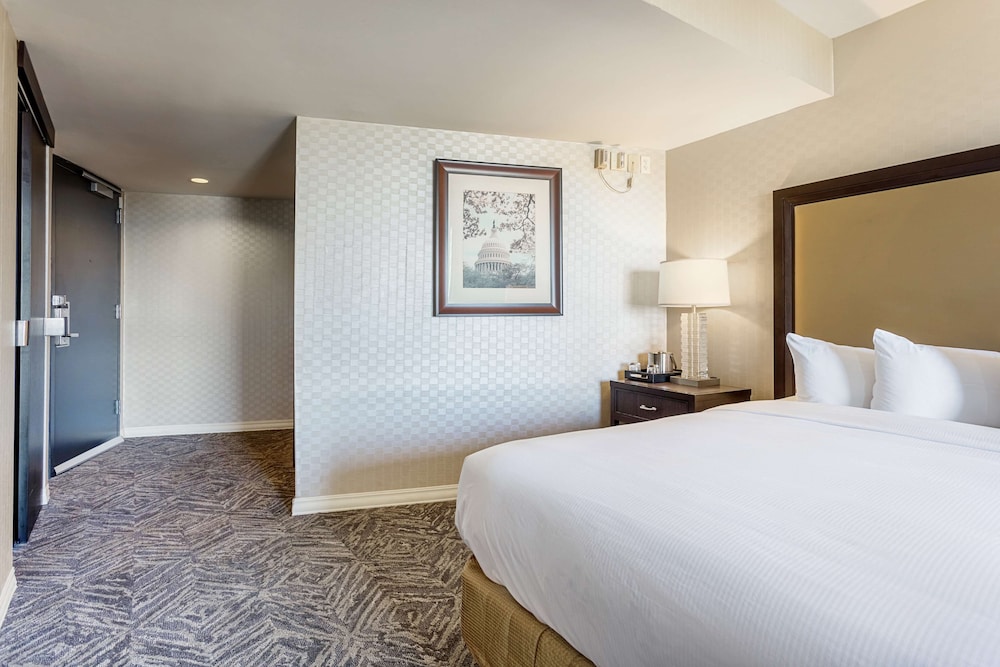 Room, 1 King Bed, Accessible (Mobility & Hearing, Roll-In Shower) photo 2