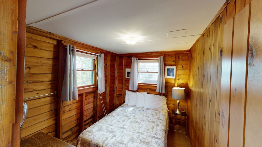 Standard Cottage, 2 Bedrooms, Balcony, Lake View (Cottage 15 or 16) photo 2