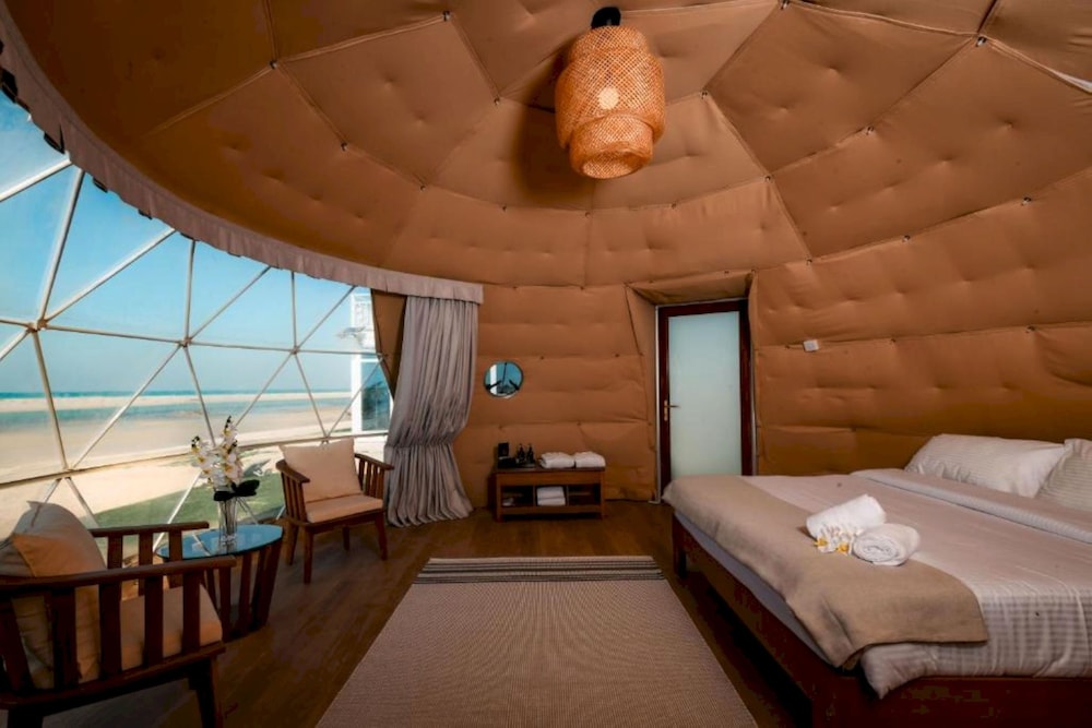 Deluxe Double Room, 1 King Bed, Beach View, Garden Area photo 2
