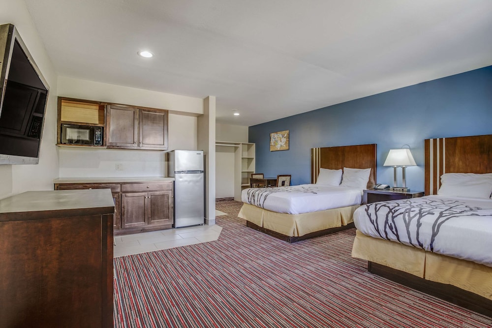 Suite, 2 Queen Beds, Non Smoking (Upgrade) - Photo 2