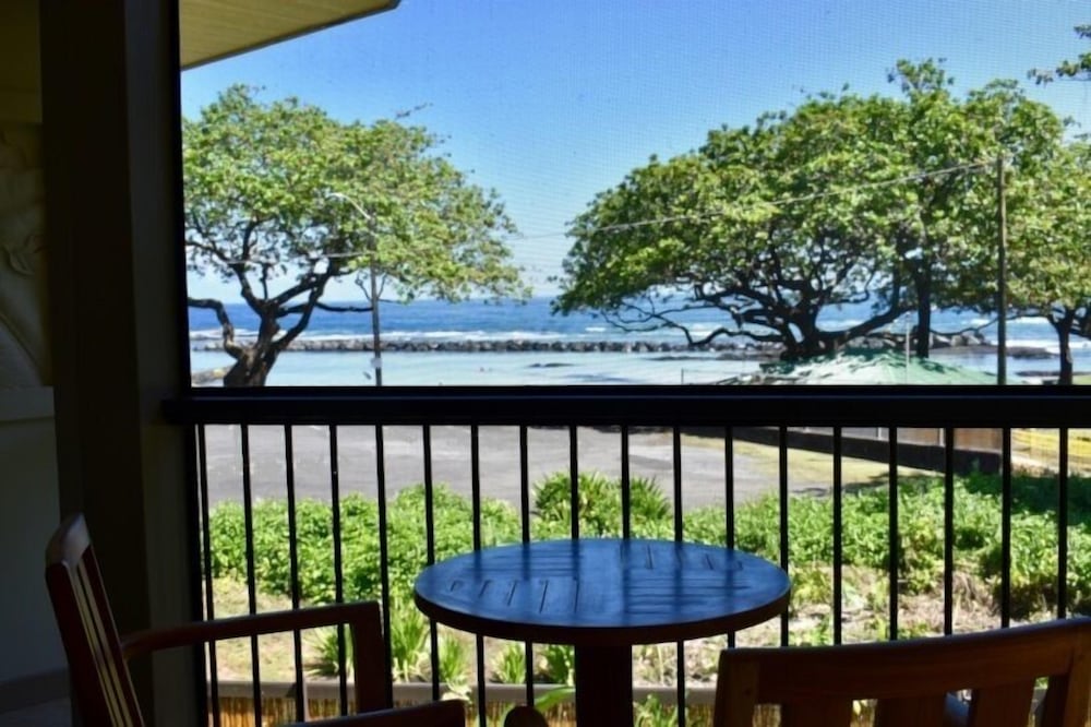 Luxury Studio Suite, 1 King Bed, Beach View, Oceanfront Lehua photo 2