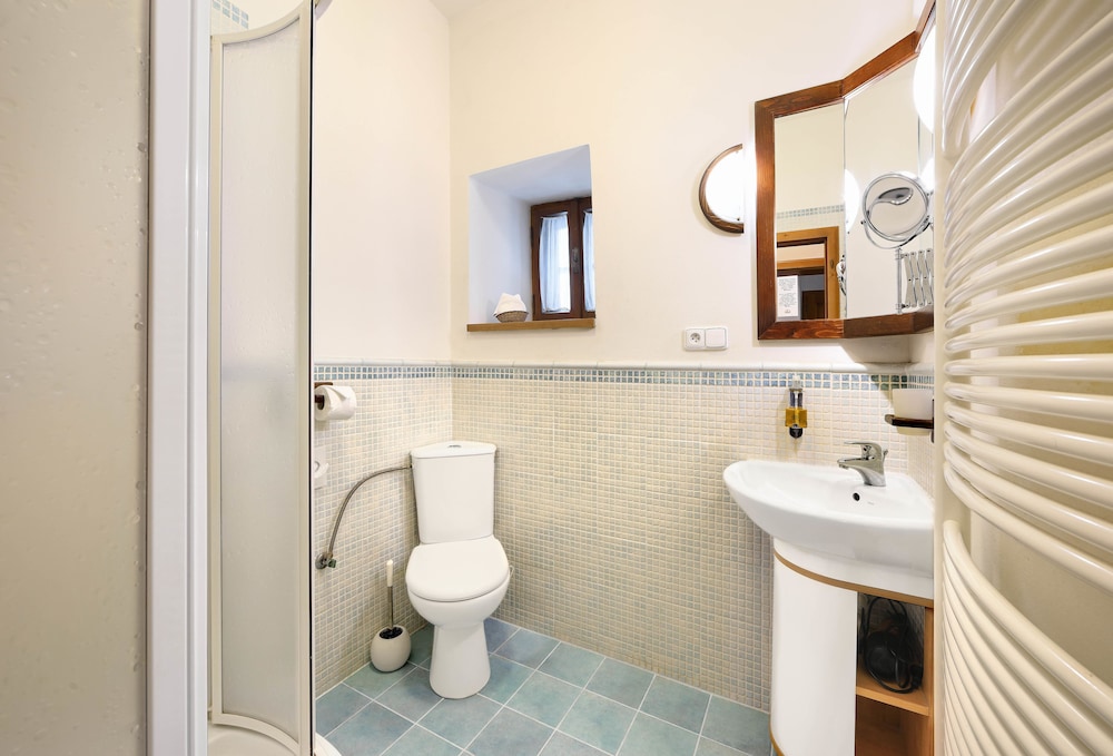 7 Ground Floor Studio Apartment photo 3