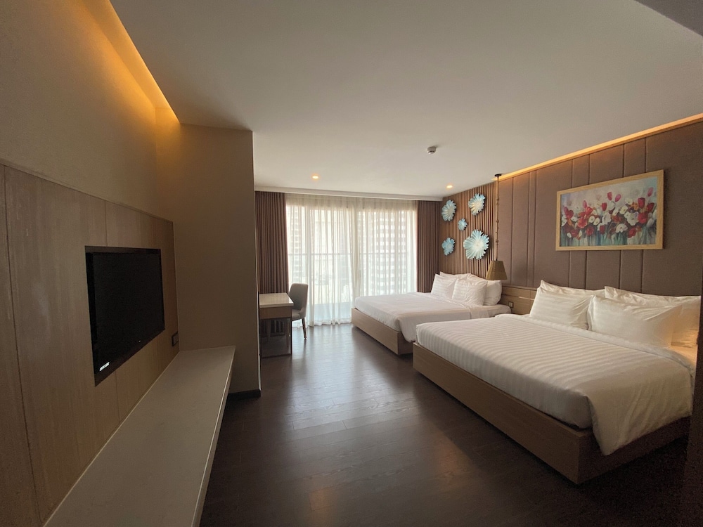 Family Room, Balcony, Partial Ocean View - Photo 8