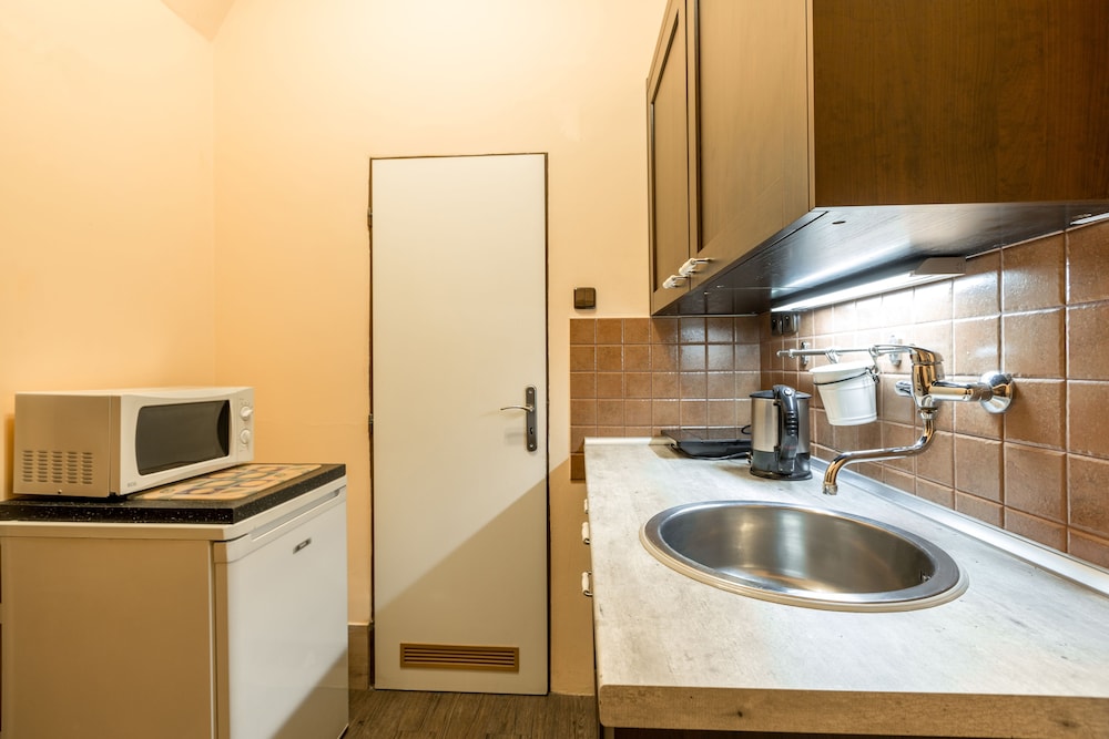 Classic Apartment, Kitchenette thumbnail 6
