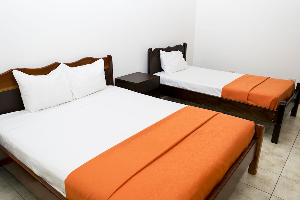 Standard, 1 Queen Bed and 1 Twin Bed - No Window photo 3
