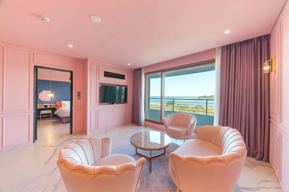[Breakfast for 2] Queens Suite