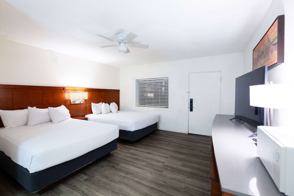 Room, 2 Queen Beds, Non Smoking - Photo 8