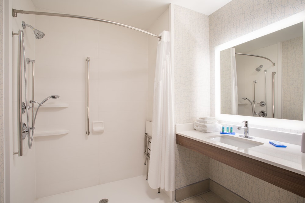 Suite, 1 King Bed, Accessible, Non Smoking (Communications, Roll-In Shower) photo 3