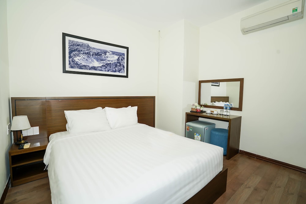 Standard Double Room, No Windows photo 2