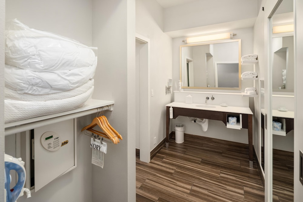 Suite, Multiple Beds, Bathtub (Mobility & Hearing) - Photo 10