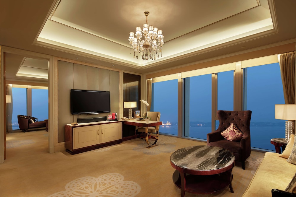 Suite, 1 King Bed photo 3