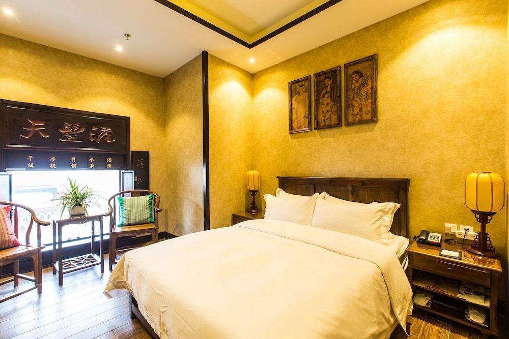 Deluxe Room, 1 Queen Bed