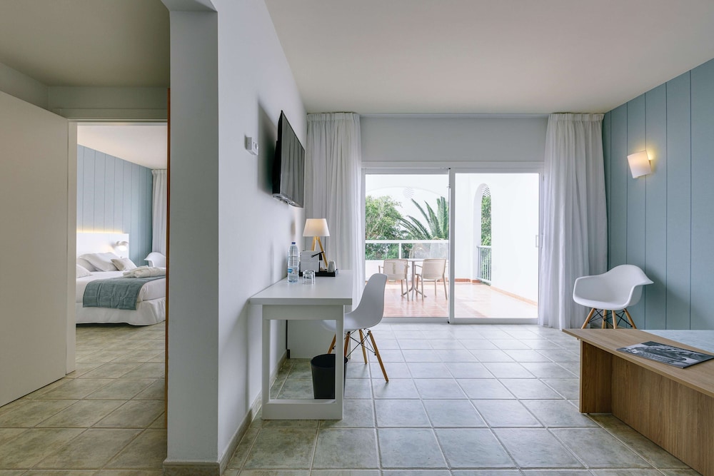 Suite, Balcony, Ocean View (2 Adults + 2 Children) photo 2