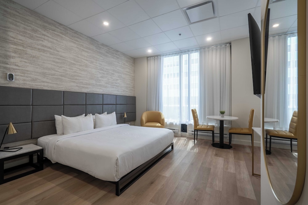 Suite, 1 King Bed, Non Smoking - Photo 1