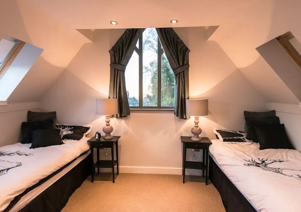 Deluxe House photo 3