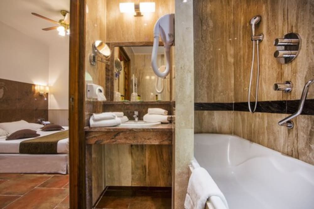 Quadruple Room - Photo 17