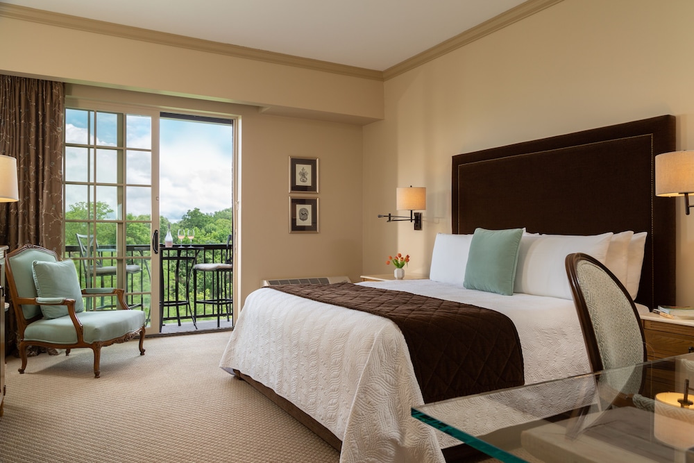 Deluxe Room, 1 King Bed, Balcony photo 3