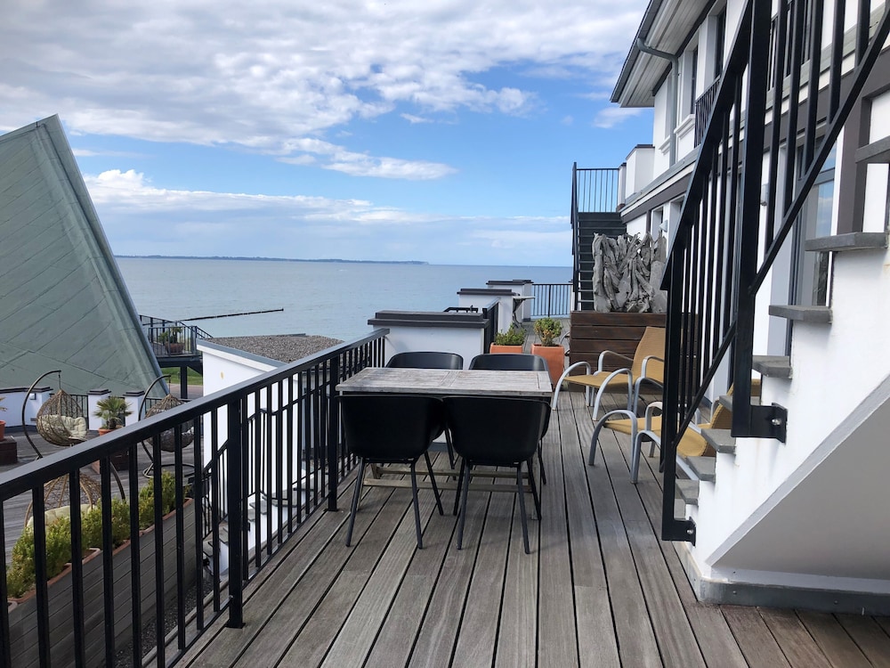 Apartment with 1 bedroom and partial ocean view photo 3