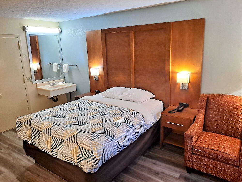 Standard Room, 1 Queen Bed, Accessible, Non Smoking - Photo 6