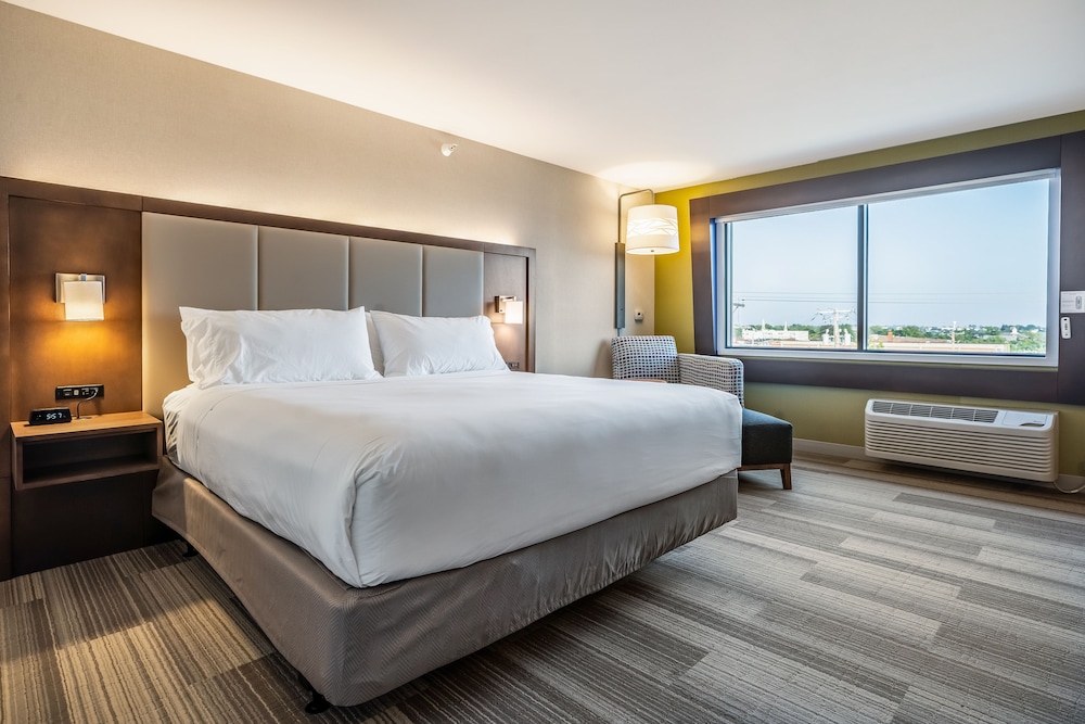 Standard Room, 1 King Bed, Accessible (Mobility, Transfer Shower) photo 1
