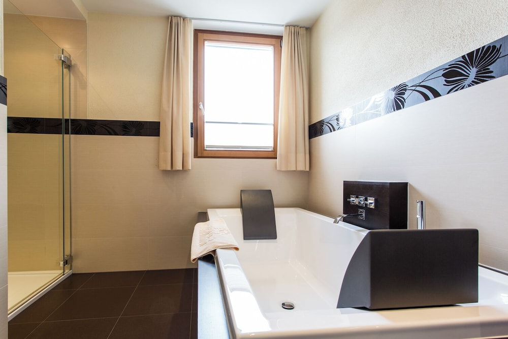 Executive Suite - Photo 2