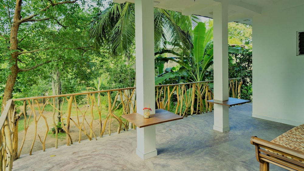 Deluxe Double Room, 1 King Bed, Balcony, Partial Sea View photo 3