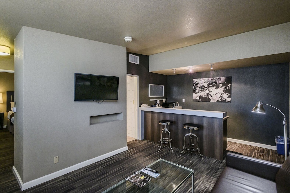 Executive Suite, 1 Bedroom (King) - Photo 7