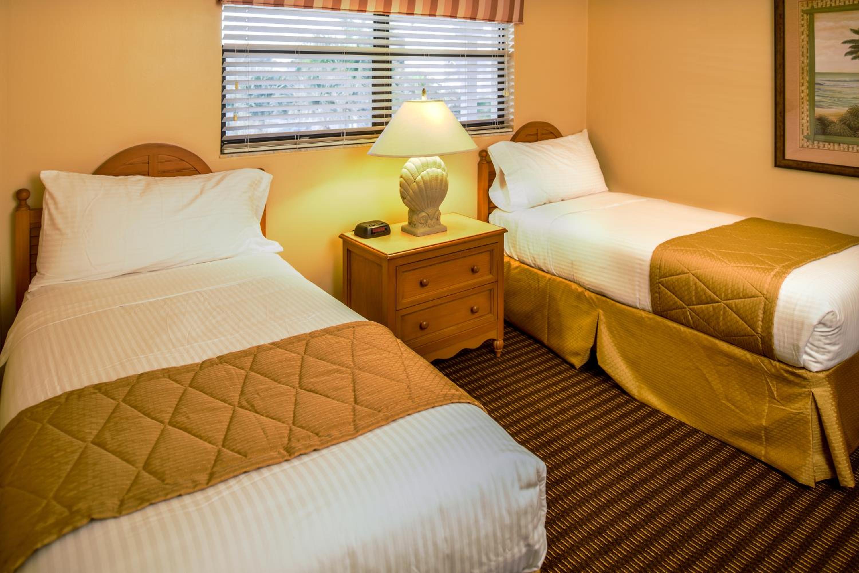 Two-Bedroom Suite with One King Bed and Two Twin Beds photo 3