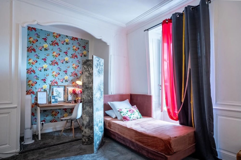 Deluxe Triple Room, City View