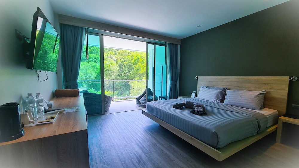 Deluxe Pool View Suites - Photo 2