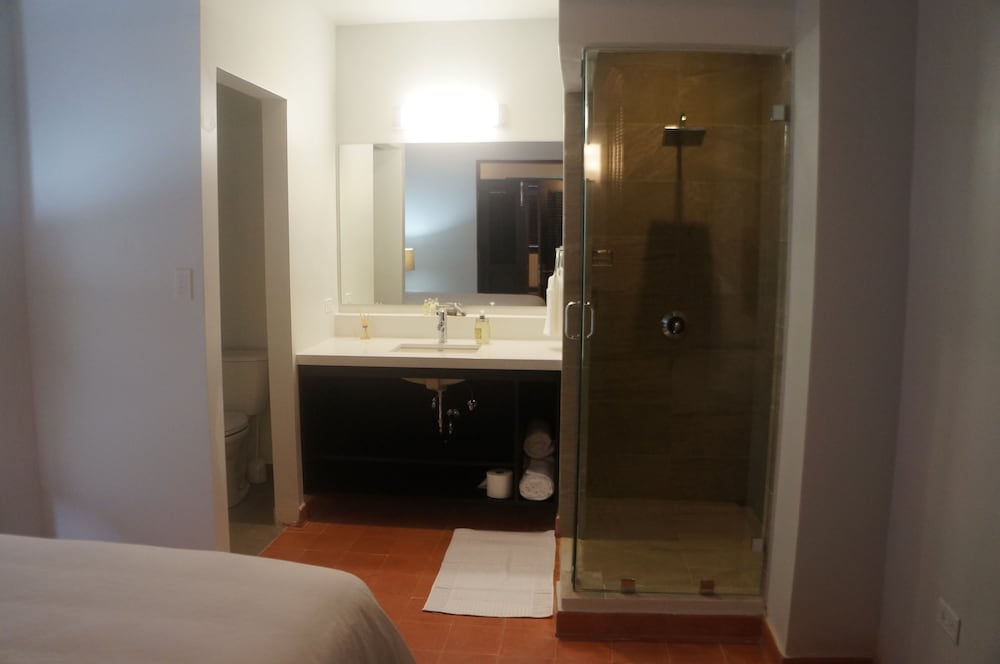 First Class Suites - Photo 10