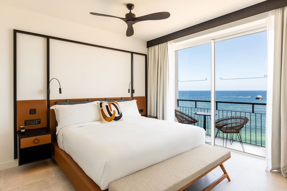 Deluxe Room, 1 King Bed, Sea View (Balcony) - Photo 8