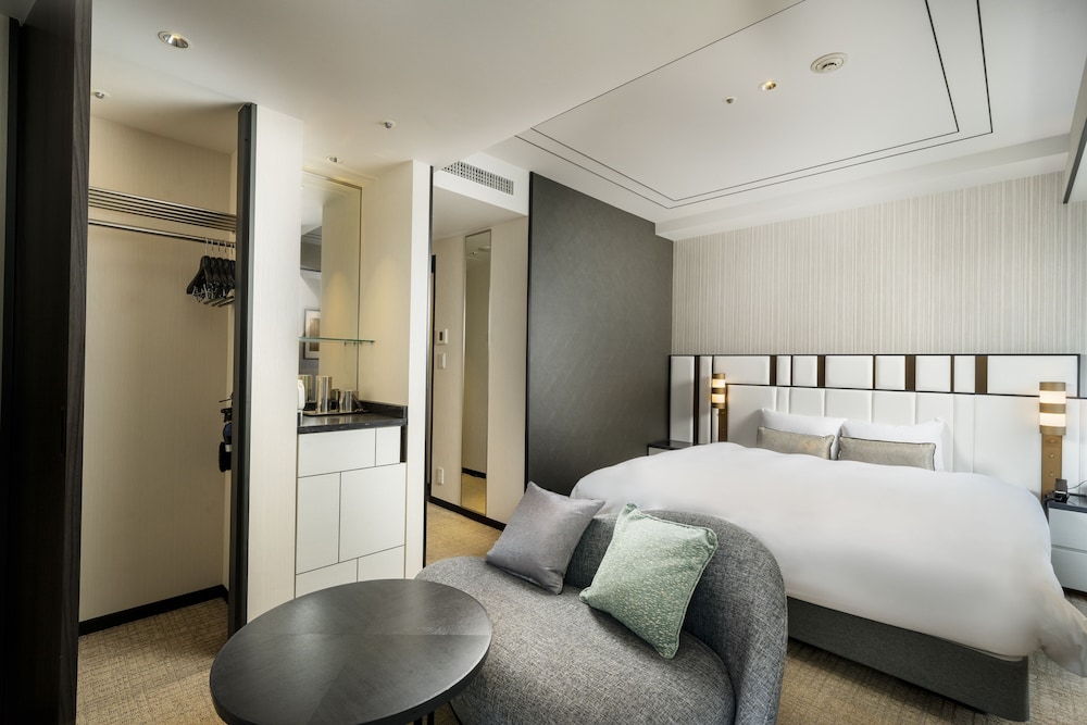 Deluxe King Room, Non Smoking thumbnail 5