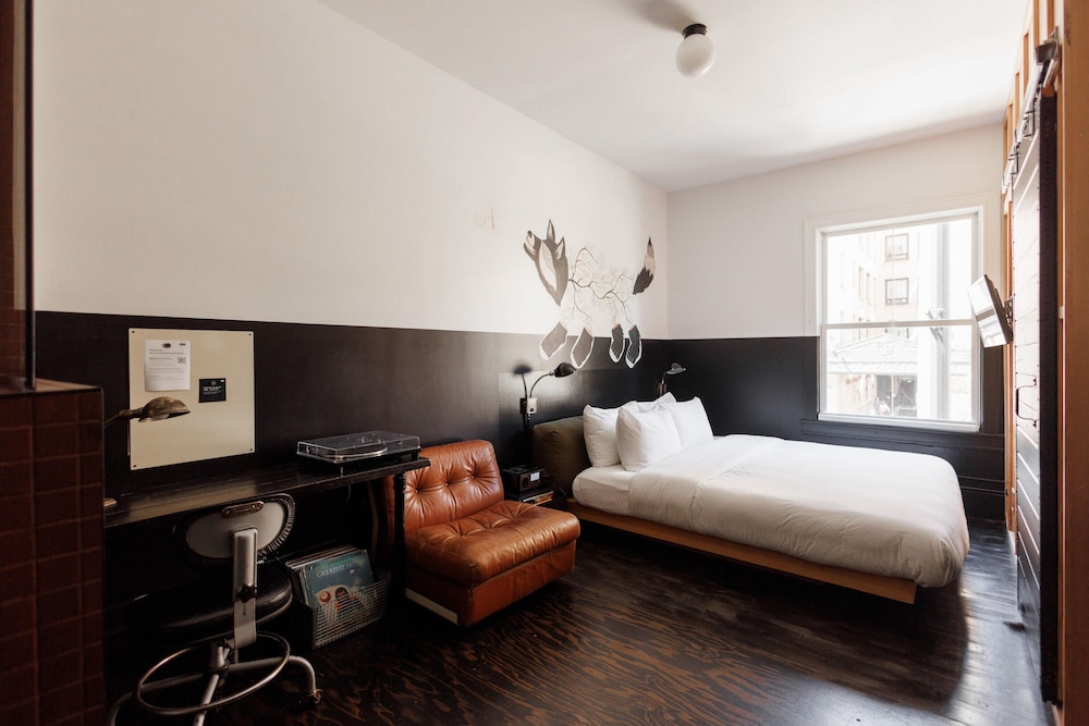 King Suite (Self Check-in) - Photo 3