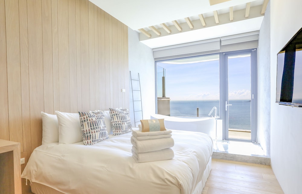 Romantic Double Room, 1 Bedroom, Bay View, Sea Facing photo 3