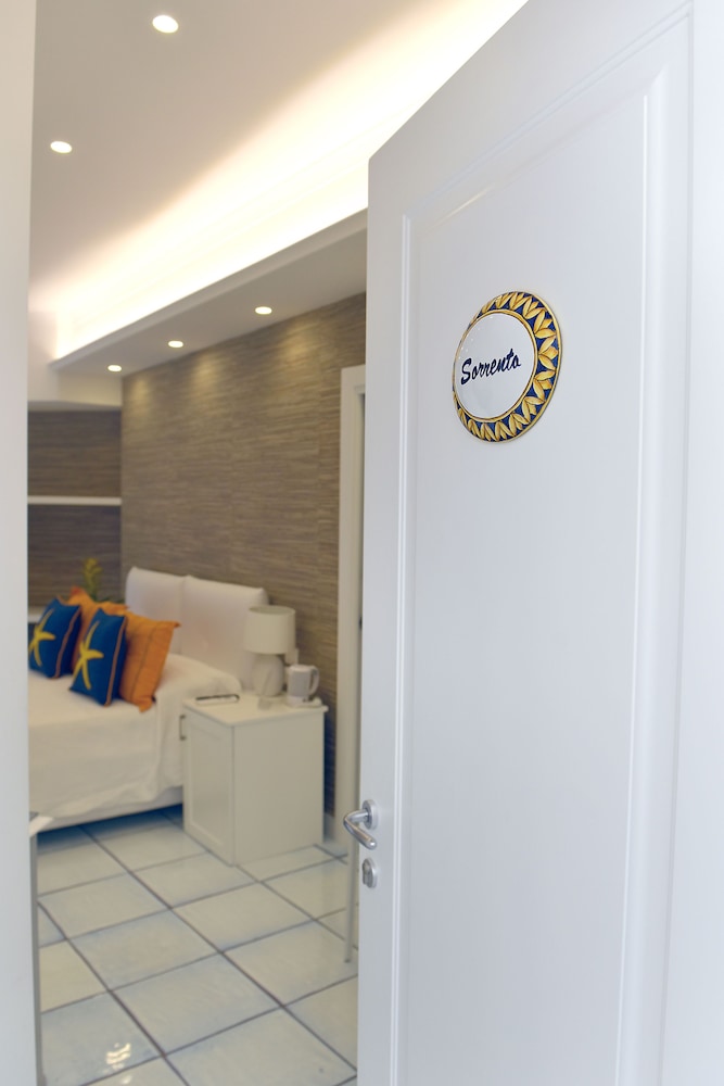 Superior Double Room, Balcony, Partial Sea View photo 3