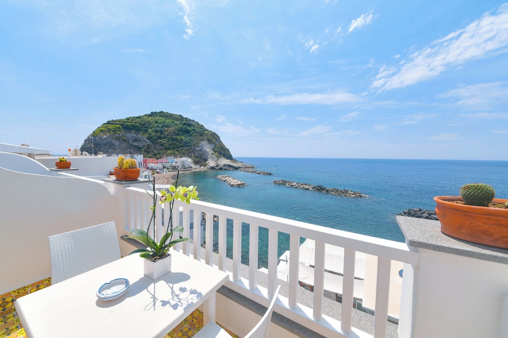 Standard Triple Room, Sea View photo 3