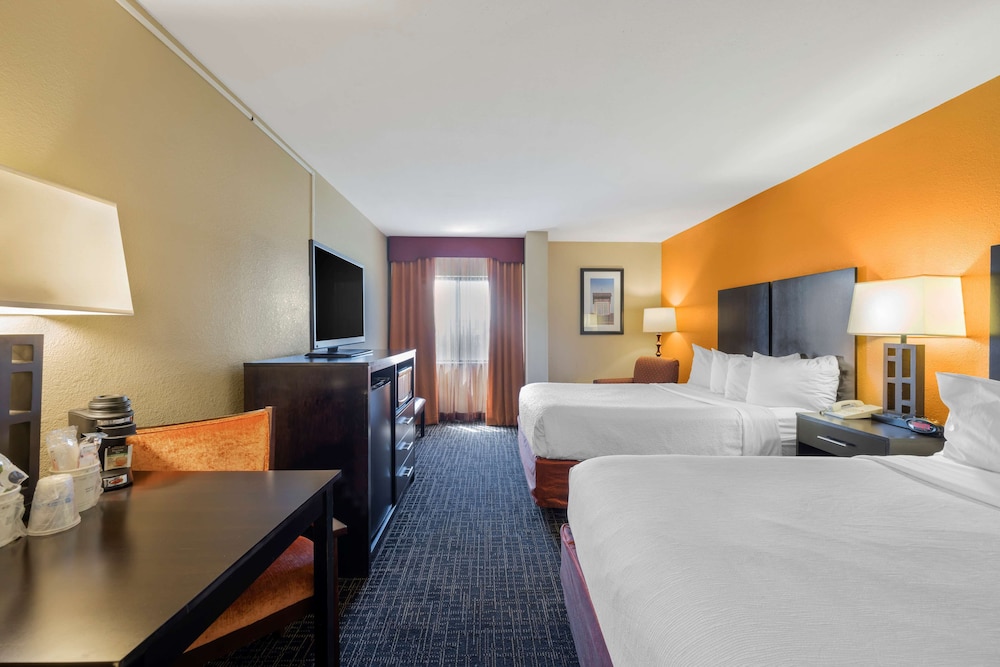 Standard Room, Multiple Beds, Non Smoking, Microwave photo 3